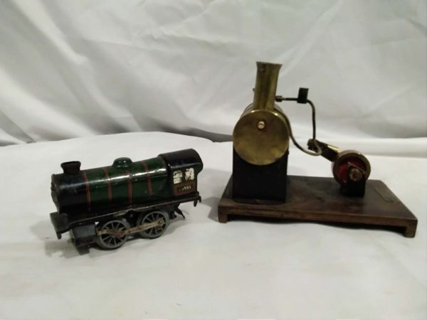 lot 122 model steam engine & wind up train Hornby 0 gauge ( no key)