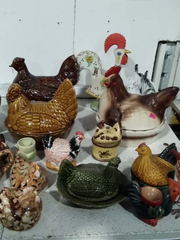 lot 157 quantity of chicken items, egg holders, money  box, egg cups etc - Image 6