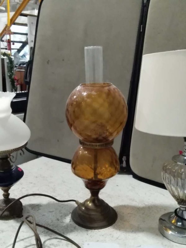 lot 162 3 lamp, inc 2 oil lamps converted to electric on e amber coloured - Image 5