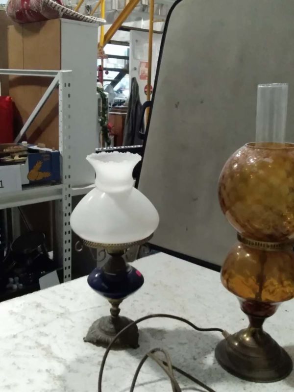 lot 162 3 lamp, inc 2 oil lamps converted to electric on e amber coloured - Image 4