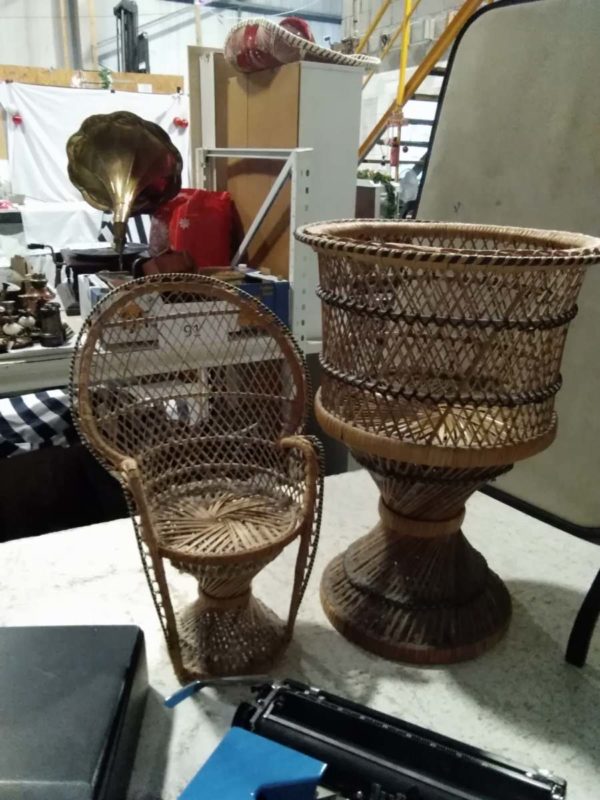 lot 174 Silver Reed portable typewriter, plant stand & 2 x wicker items - Image 4