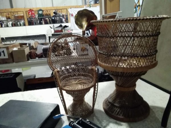 lot 174 Silver Reed portable typewriter, plant stand & 2 x wicker items - Image 3