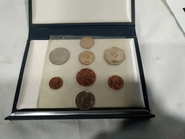 lot 187 Royal Mint proof coins 1983 - Image 2