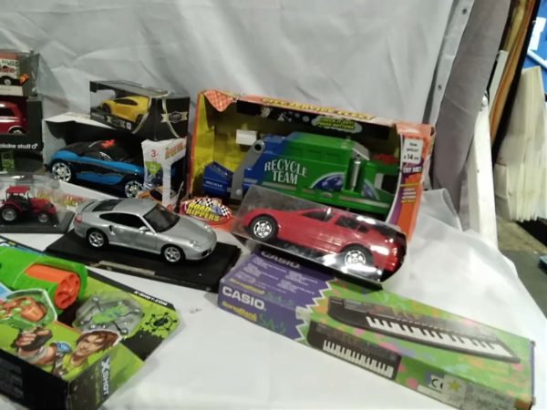 lot 194 various toys & model vehicles - Image 3