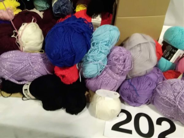 lot 202 box of new & used double knit wool - Image 7