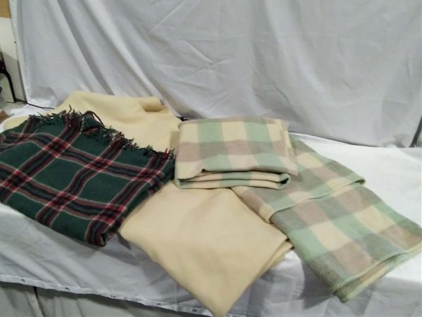 lot 208 3 x vintage blankets 2 x wool