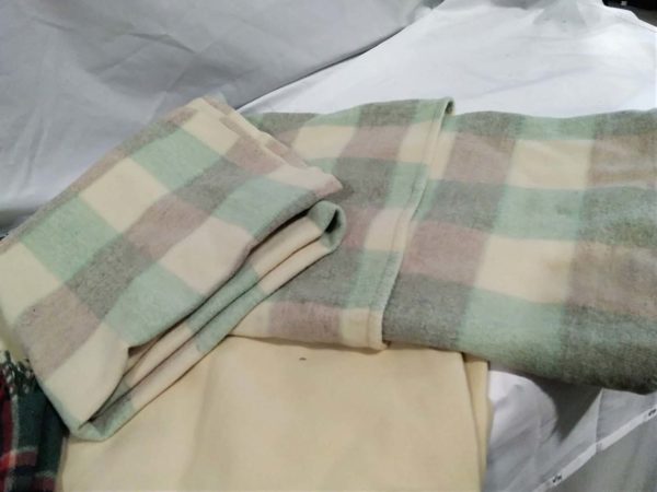 lot 208 3 x vintage blankets 2 x wool - Image 7