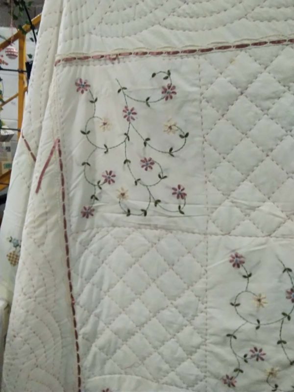 lot 211 vintage quilted bed throw - Image 2