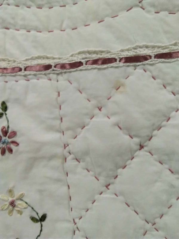 lot 211 vintage quilted bed throw - Image 4