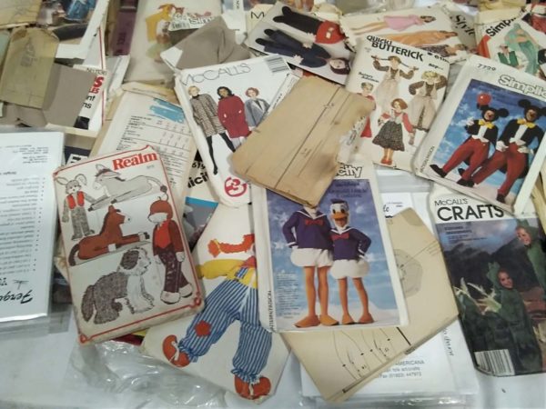 lot 215 various sewing patterns including costume & crafts - Image 4