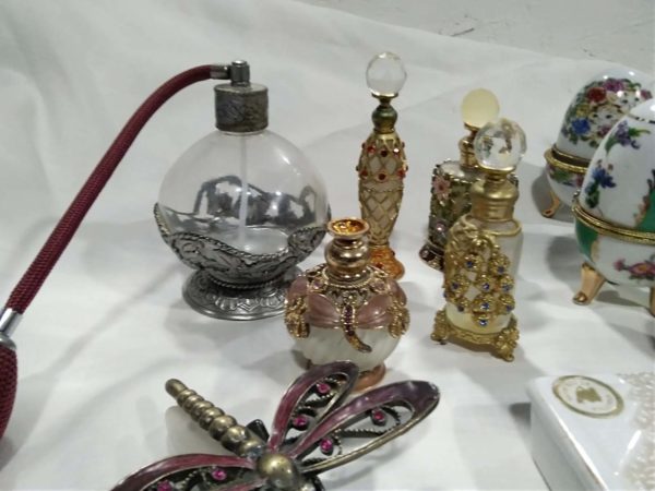 lot 242 ornate perfume bottles & trinket pots - Image 11