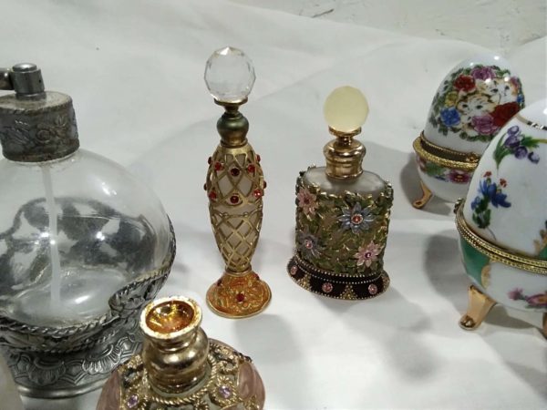 lot 242 ornate perfume bottles & trinket pots - Image 10