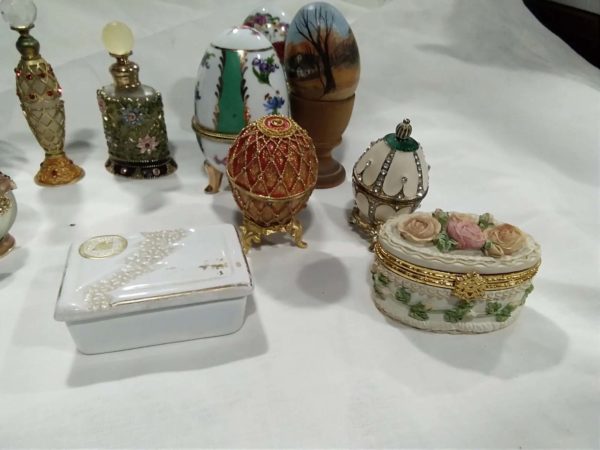 lot 242 ornate perfume bottles & trinket pots - Image 9