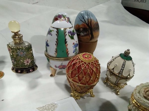 lot 242 ornate perfume bottles & trinket pots - Image 8