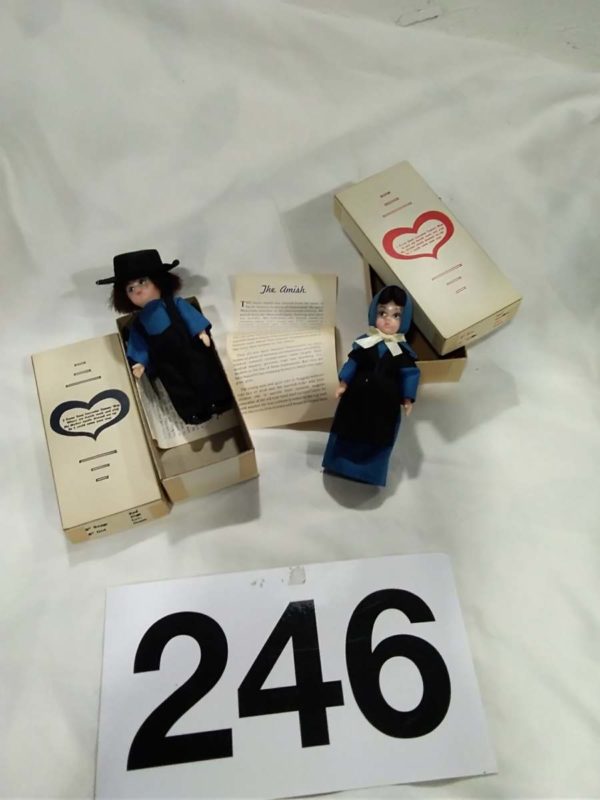 lot 246   Amish relted items – dolls, metal plate, figures - Image 2