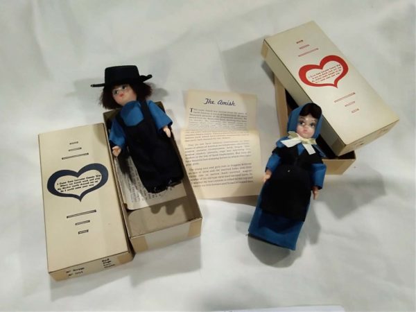 lot 246   Amish relted items – dolls, metal plate, figures - Image 6