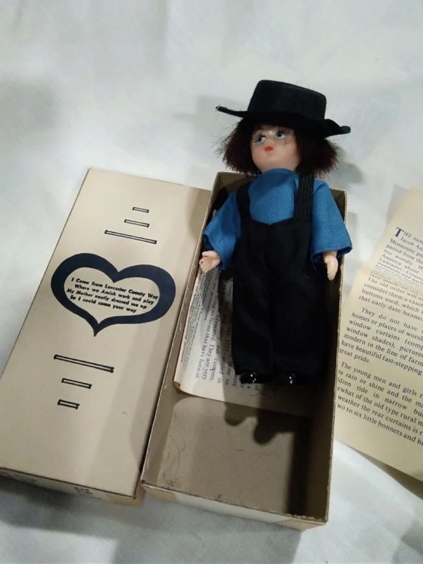 lot 246   Amish relted items – dolls, metal plate, figures - Image 4