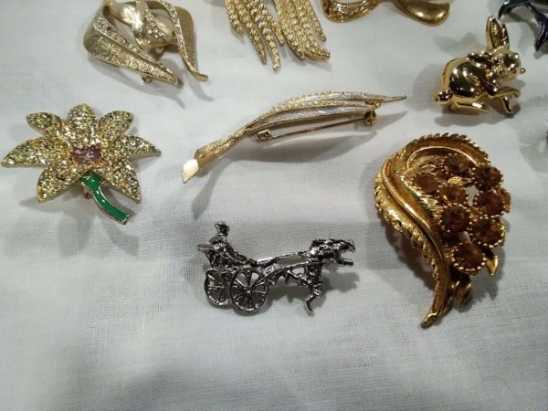 lot 248 11 brooch’s - Image 5