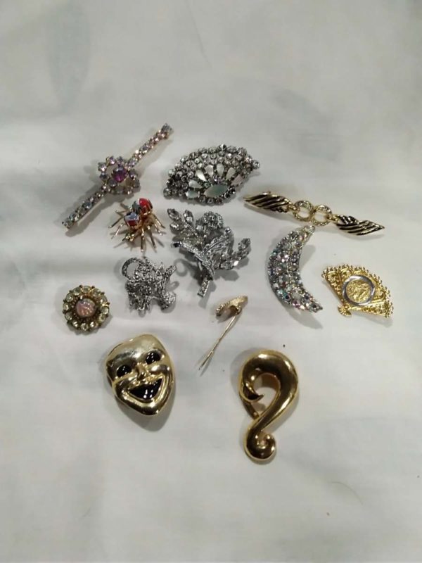 lot 249 12 brooch’s