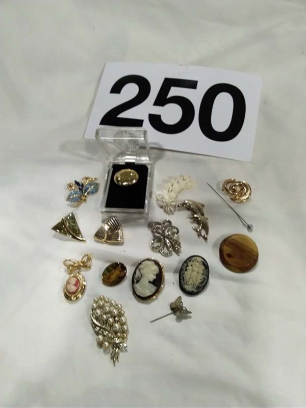 lot 250 16 brooch’s - Image 2