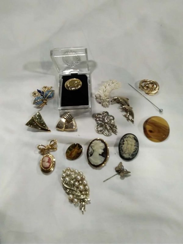 lot 250 16 brooch’s