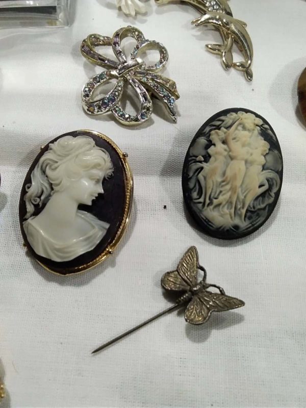 lot 250 16 brooch’s - Image 6