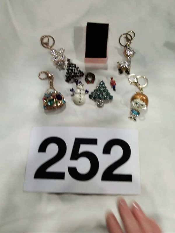 lot 252 Christmas brooches & bling Keyrings - Image 2