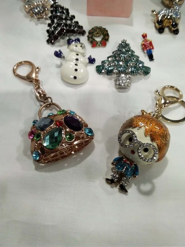 lot 252 Christmas brooches & bling Keyrings - Image 7