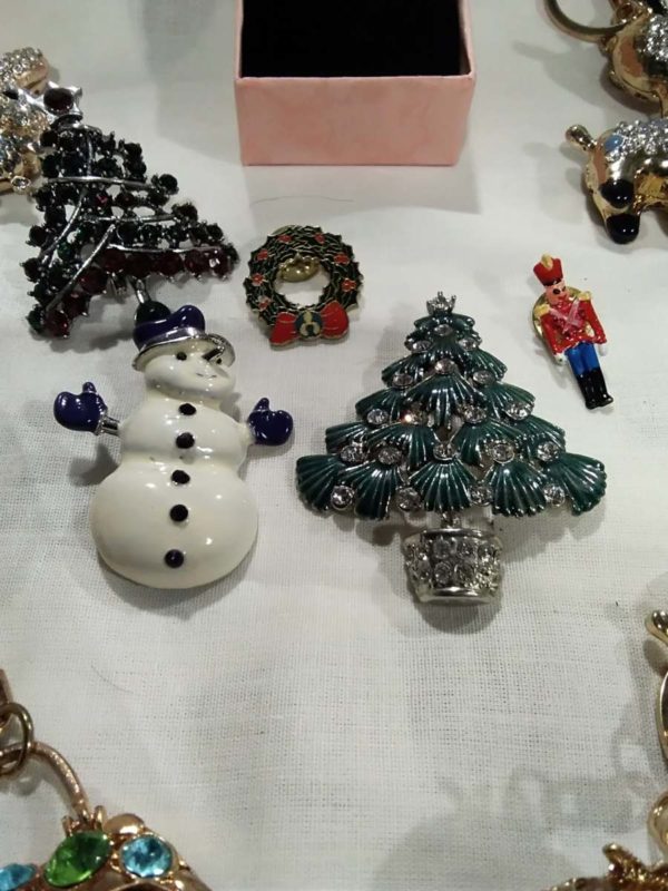 lot 252 Christmas brooches & bling Keyrings - Image 6