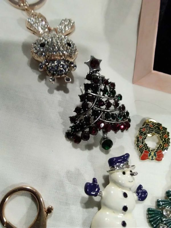 lot 252 Christmas brooches & bling Keyrings - Image 5