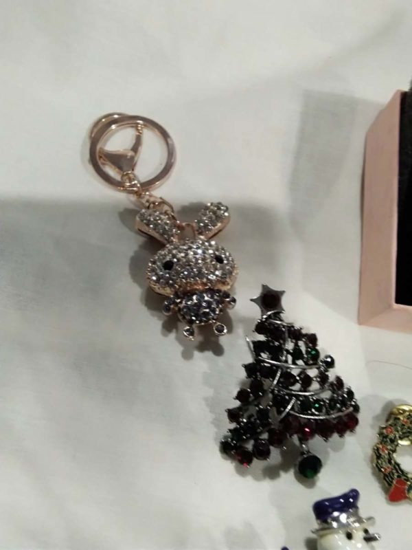 lot 252 Christmas brooches & bling Keyrings - Image 4