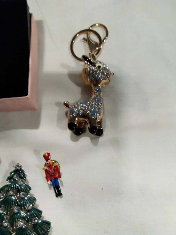 lot 252 Christmas brooches & bling Keyrings - Image 3