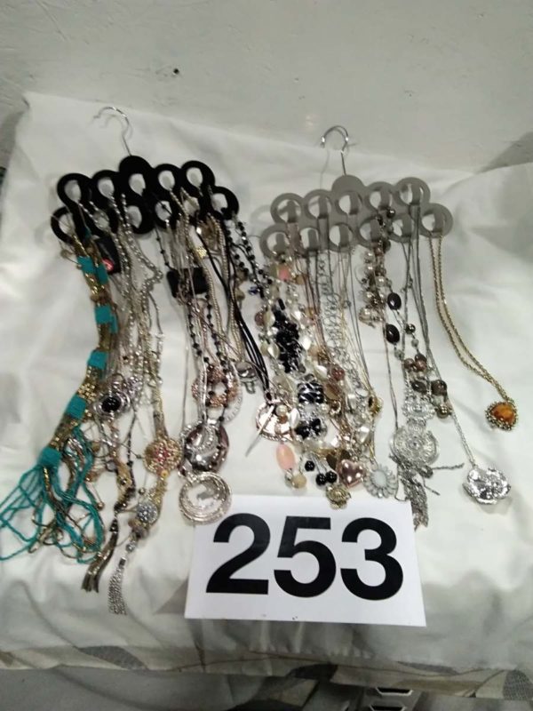 lot 253 quantity of necklaces - Image 2