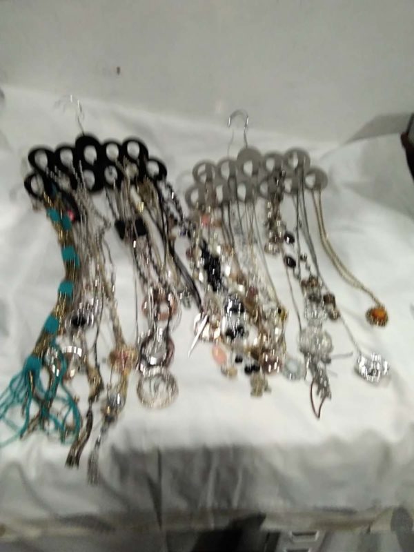 lot 253 quantity of necklaces