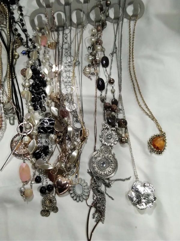 lot 253 quantity of necklaces - Image 7