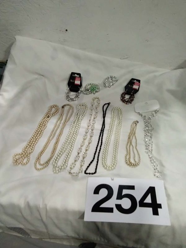 lot 254 pearl effect necklaces & bracelets - Image 2