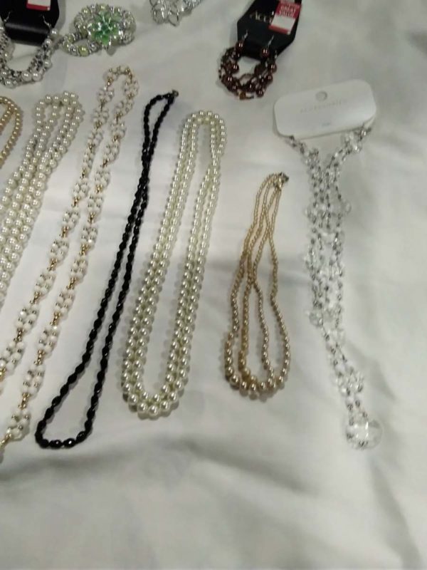 lot 254 pearl effect necklaces & bracelets - Image 5