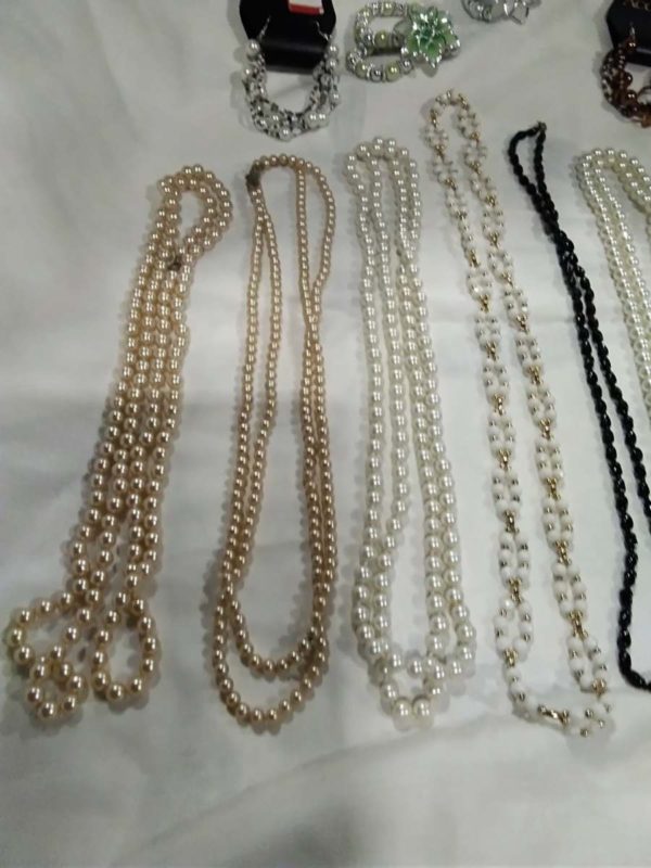 lot 254 pearl effect necklaces & bracelets - Image 4