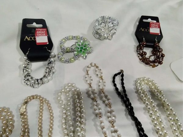 lot 254 pearl effect necklaces & bracelets - Image 3