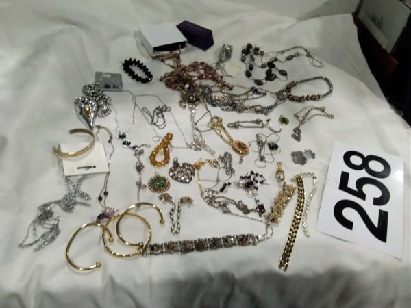 lot 258 quantity of costume jewellery - Image 2