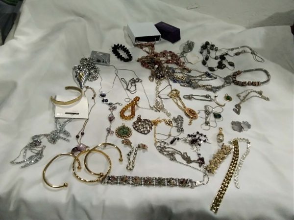 lot 258 quantity of costume jewellery