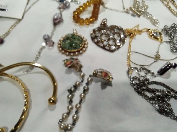 lot 258 quantity of costume jewellery - Image 10