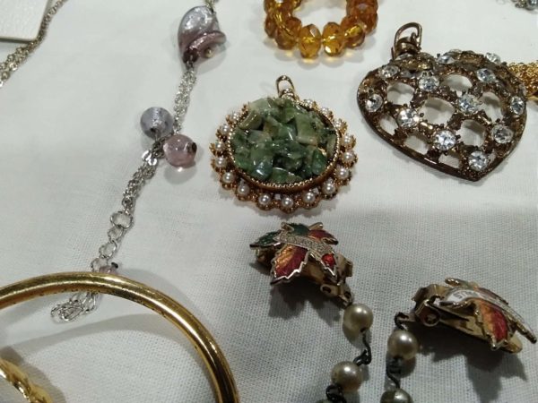 lot 258 quantity of costume jewellery - Image 9