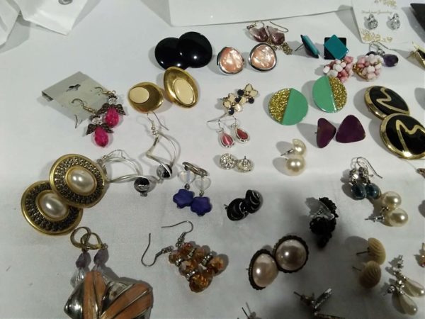 lot 262 quantity of earrings etc - Image 12