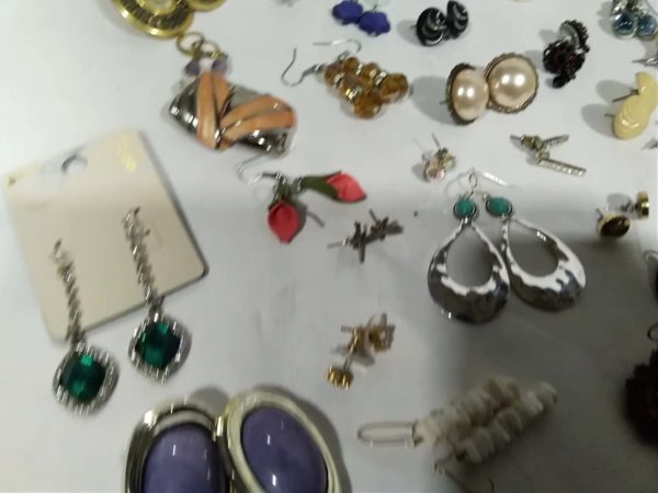 lot 262 quantity of earrings etc - Image 11