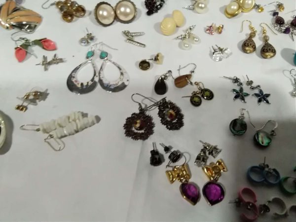 lot 262 quantity of earrings etc - Image 10