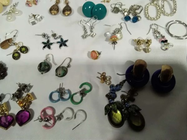 lot 262 quantity of earrings etc - Image 9