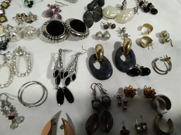 lot 262 quantity of earrings etc - Image 8