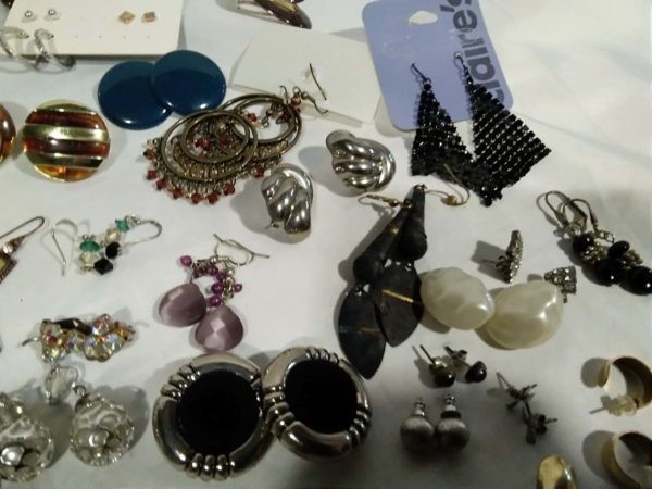 lot 262 quantity of earrings etc - Image 7