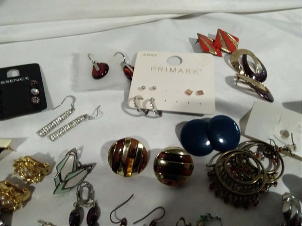 lot 262 quantity of earrings etc - Image 6